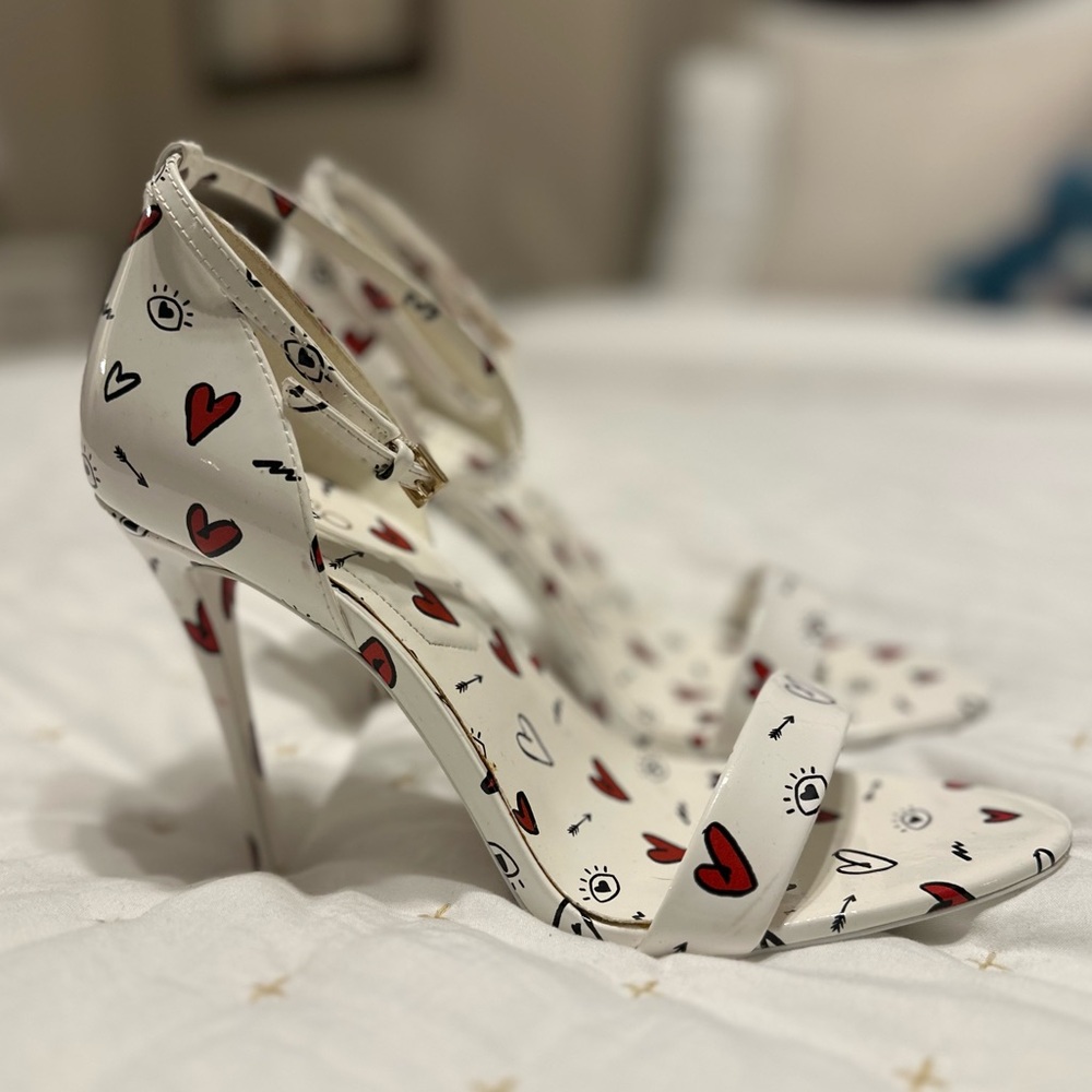 NEVER WORN- Cute heart heels from Aldo
